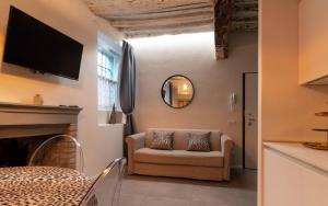 uma sala de estar com um sofá e uma televisão em BORGO DEGLI STUDI 7 em Parma