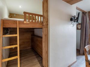 a small room with a bunk bed in a tiny house at Charmant appartement cosy au centre de Val Thorens avec WiFi - FR-1-640-20 in Val Thorens