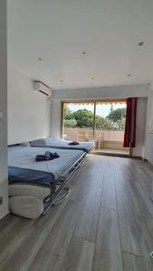 ein Krankenhauszimmer mit 2 Betten und einem großen Fenster in der Unterkunft Beach Studio Cannes in Cannes