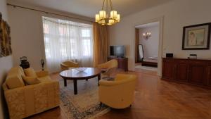 sala de estar con mesa y sillas amarillas en Veľký 3i apartmán v centre mesta en Bratislava