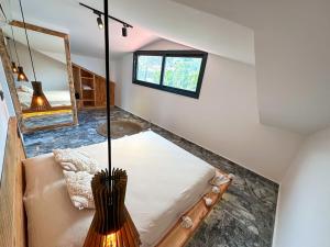 Camera con letto e specchio di B&B Cabana Life a Milas
