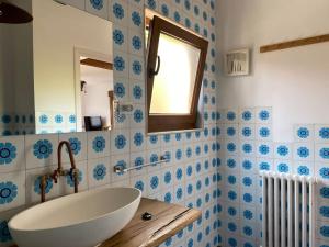 uma casa de banho com um lavatório branco e um espelho. em 14A06 Casa Pepe em La Isla