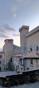 un edificio con dos torres y escaleras delante en Domus Claudia, en Castiglione in Teverina