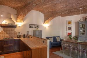 una cucina e un soggiorno con soffitto in legno di Inappartamento Diamante a Torino