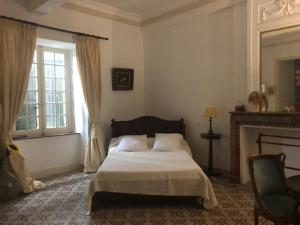 Llit o llits en una habitació de château de Paulignan