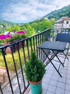Elle comprend un balcon avec une table et des fleurs. dans l'établissement Casa Massa, à San Giovanni