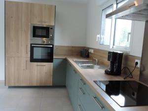 Η κουζίνα ή μικρή κουζίνα στο Gite : La maison d'Apolline +5 φωτογραφίες