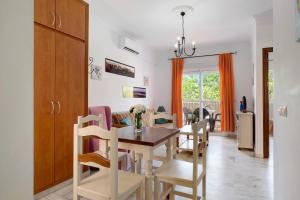 コニル・デ・ラ・フロンテーラにあるApartamento Mediterraneo 105のキッチン、ダイニングルーム(テーブル、椅子付)