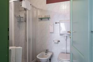y baño con aseo y lavamanos. en Residenza Villa Vecelli Cavriani, en Mozzecane