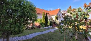 a backyard of a house with a garden at Dom Gościnny Wiki in Rewal