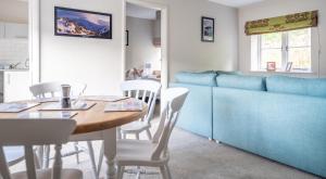 uma sala de jantar com uma mesa e um sofá em Wastwater em Sawrey
