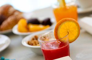 una bevanda con una fetta d'arancia in un bicchiere di Centro Vacanze Domus M.G. a San Benedetto del Tronto