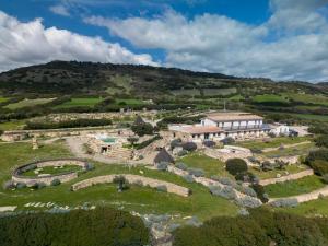 una vista aérea de un edificio en una colina en Is Perdas Rural Retreat & Spa en Gergei