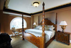 - une chambre avec un grand lit en bois et une fenêtre dans l'établissement Grant Hall Hotel, à Moose Jaw 37 autres photos