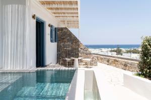 Bazén v ubytování Aura Suites Paros nebo v jeho okolí