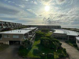マール・デ・ラス・パンパスにあるLinda Bay Premium Resortの海を背景にした建物の空中