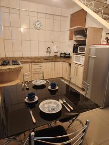 una cucina con bancone e tre piatti di Sobrado familiar Barbacena a Barbacena
