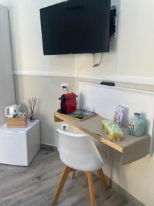 Telewizja i/lub zestaw kina domowego w obiekcie Parthenope Rooms