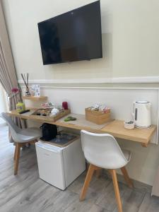 Telewizja i/lub zestaw kina domowego w obiekcie Parthenope Rooms