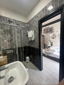 łazienka z umywalką i wanną oraz sypialnia w obiekcie Parthenope Rooms w mieście Neapol +37 zdjęć
