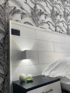 sypialnia z łóżkiem ze stołem i lampką w obiekcie Parthenope Rooms w mieście Neapol