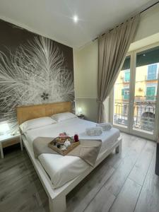 sypialnia z łóżkiem i tacą z jedzeniem w obiekcie Parthenope Rooms w mieście Neapol