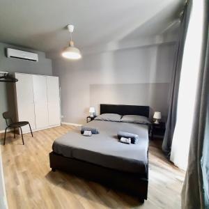 een slaapkamer met een groot bed in een kamer bij Casa Sobit in Turijn