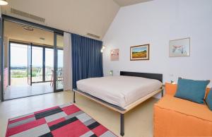 馬里納－迪拉古薩的住宿－Petrantica Resort，一间卧室配有一张床和一张沙发