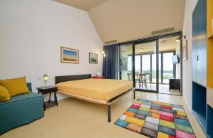 馬里納－迪拉古薩的住宿－Petrantica Resort，一间卧室配有一张特大号床和一张沙发