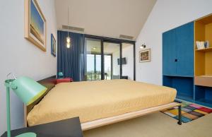 マリーナ・ディ・ラグーザにあるPetrantica Resortのベッドルーム(ベッド1台、青いキャビネット付)
