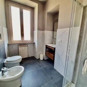 een badkamer met een toilet, een wastafel en een douche bij Casa Sobit in Turijn