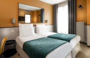 a hotel room with a large bed and a mirror at Hôtel Marais de Launay in Paris