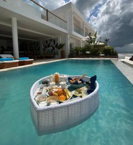 uma tigela de comida sentada no meio de uma piscina em Imara Beach Resort em Kiwengwa