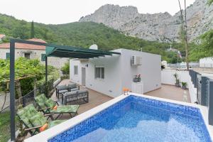 a villa with a swimming pool on a roof at Holiday Home Greystone in Omiš