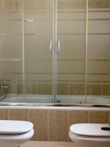 y baño con 2 aseos y ducha. en Bienestar Buenavista by Vive La Exclusividad, en Buenavista del Norte