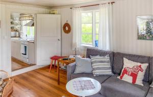 - un salon avec un canapé et une table dans l'établissement Beautiful Home In Valdemarsvik With Sauna, à Valdemarsvik