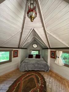 un dormitorio en una casa con una cama en ella en Camping Moulin De La Geneste en Condat-sur-Ganaveix