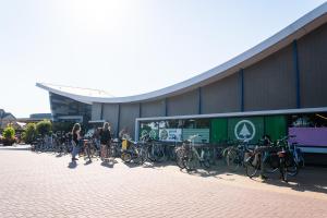 在Glamping Ameland内部或周边骑自行车
