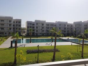Výhled na bazén z ubytování Appartement Costa Beach Bouznika nebo okolí