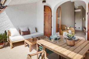 Baia Dorata beach apartment في Porto Istana: غرفة معيشة مع طاولة وأريكة