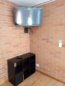 En tv och/eller ett underhållningssystem på Hotel Bogota Astral