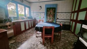 Villa Vella في سيراكوزا: مطبخ مع طاولة وكراسي في غرفة