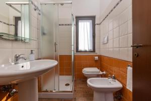 ein Bad mit einem Waschbecken, einem WC und einer Dusche in der Unterkunft Agriturismo La Meria in Semproniano