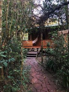 una pasarela con un puente de madera en un bosque en Yasí Yateré Reserva Agroecológica in 