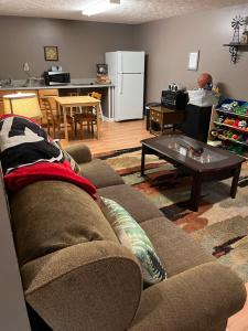 ein Wohnzimmer mit einem Sofa und einem Couchtisch in der Unterkunft The Grindle Bridge Cabin in Dahlonega