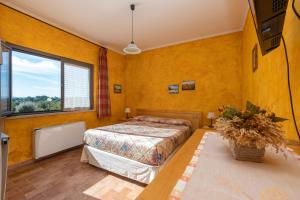 a bedroom with a bed and a large window at Agriturismo La Meria in Semproniano