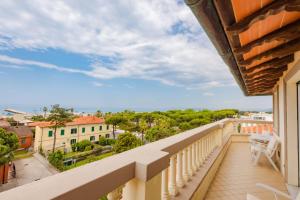 a balcony with a view of the ocean at Hotel Belvedere in Forte dei Marmi