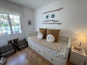 um quarto com uma cama com almofadas em Casa Triana em Torroella de Montgrí