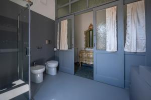 ein Badezimmer mit Toilette und Glastür in der Unterkunft Dimora Cavaliere Scioli in Monteroduni