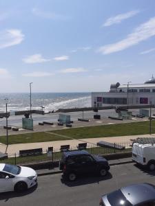 um parque de estacionamento com carros estacionados junto à praia em Southbay Room 2 em Bridlington